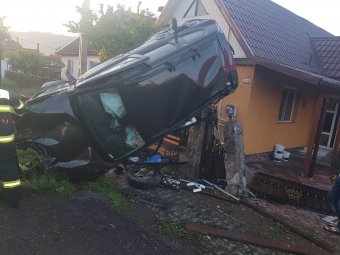 Majdnem a tetején állt meg az autó, utasai sérülés nélkül úszták meg a balesetet