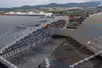 Kidőlt fák, kidőlt oszlop, megrongálódott uszodatető – károkat okozott a gyorsan elvonuló vihar Csíkszeredában