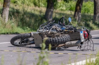 Motorkerékpár ütközött személyautókkal, ketten megsérültek