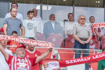 Orbán Viktor a Sepsi-szurkolókkal énekelte a Nélküledet