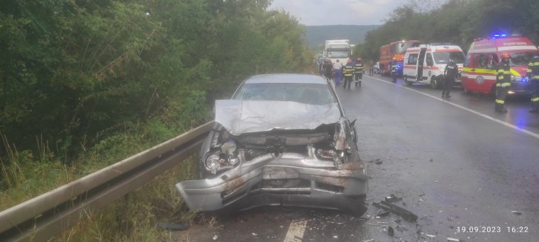 Két autó ütközött, négyen sérültek meg Segesváron