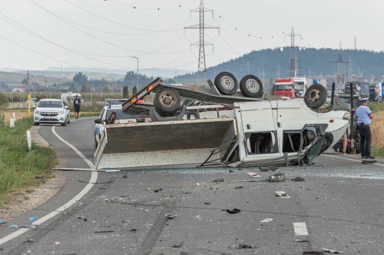 Több autó ütközött, négyen sérültek meg Csíkcsicsó közelében