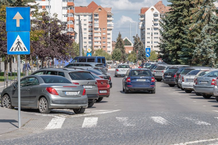 Csíkszeredai fizetős parkolás jegyautomaták nélkül: nyilvános a tervezet