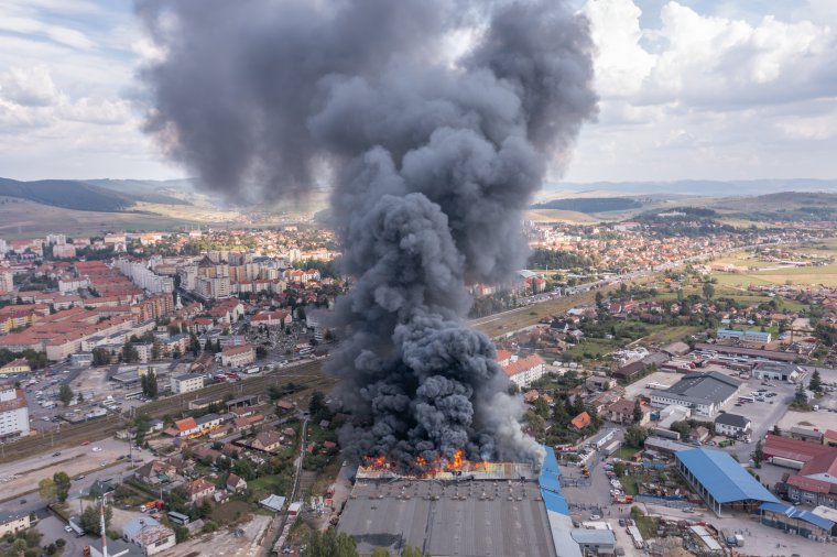 Hatalmas füst, apokaliptikus látvány a csíkszeredai raktártűznél