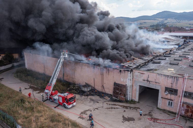 Lángok több ezer négyzetméteren, tűzoltók mindenfelől, kitartó küzdelem – összesítve a csíkszeredai tűzeset