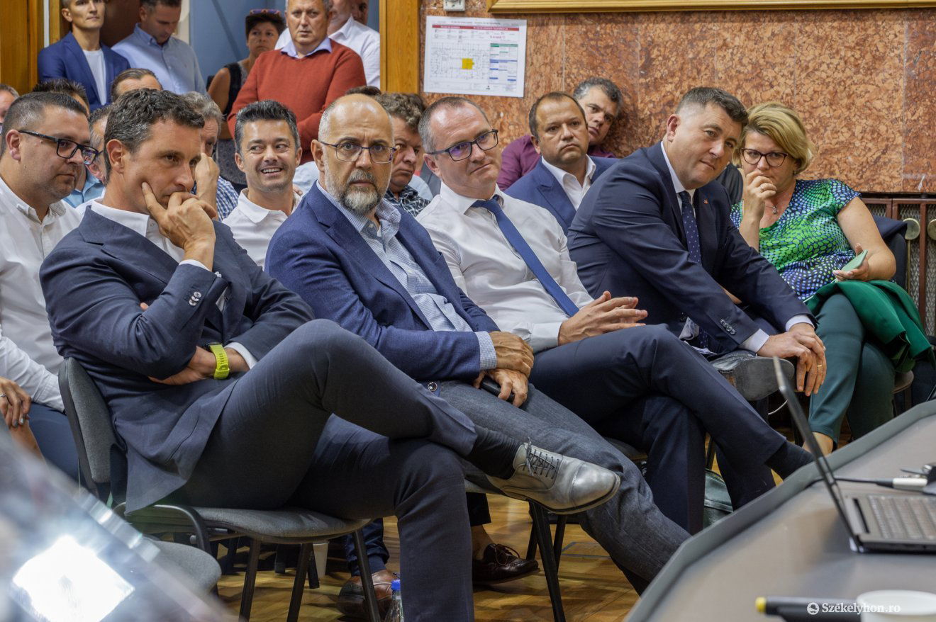 Eredményre várva. Szeptember 14-én tisztújító ülést tartott az RMDSZ Csíki Területi Szervezete, a 128 szavazatból 65-öt Borboly Csaba jelenlegi elnök kapott, míg 61-et kihívója, Tánczos Barna •  Fotó: Pinti Attila