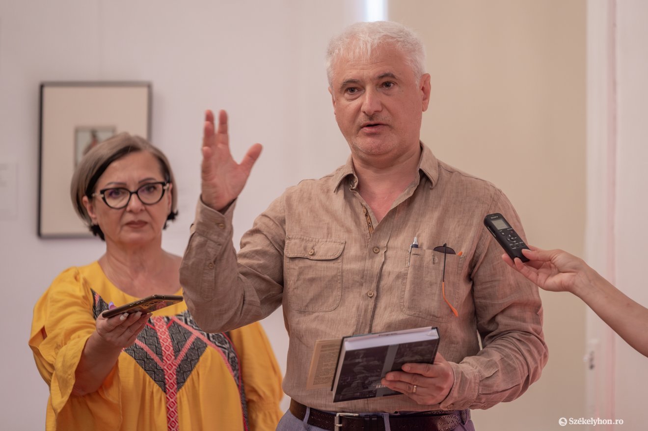 Majuru Adrian kurátor, a kiállítást Csíkszeredába hozó Bukaresti Városi Múzeum menedzsere •  Fotó: Pinti Attila