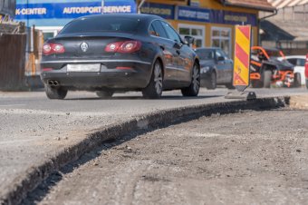 A munkaszüneti napokon sem áll le az aszfaltozás Csíkszeredában