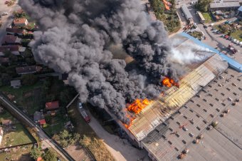 Magasra csapó lángok és hatalmas füst Csíkszeredában