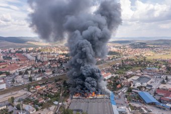 Hatalmas füst, apokaliptikus látvány a csíkszeredai raktártűznél