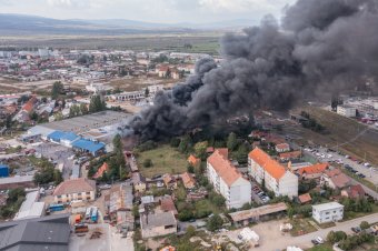 Emberi mulasztás, a tűzvédelmi előírások be nem tartása okozhatta a csíkszeredai raktártüzet