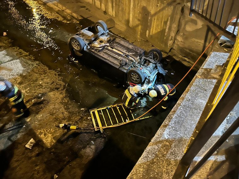 Két autó ütközött, egyik a patakmederbe zuhanva a tetején landolt