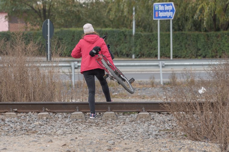 A korlátokon is átmásznak, hogy a síneken át rövidítsenek