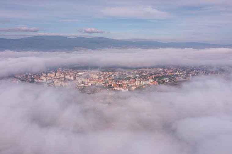 Ködre és jeges utakra figyelmeztetnek kedd délelőtt