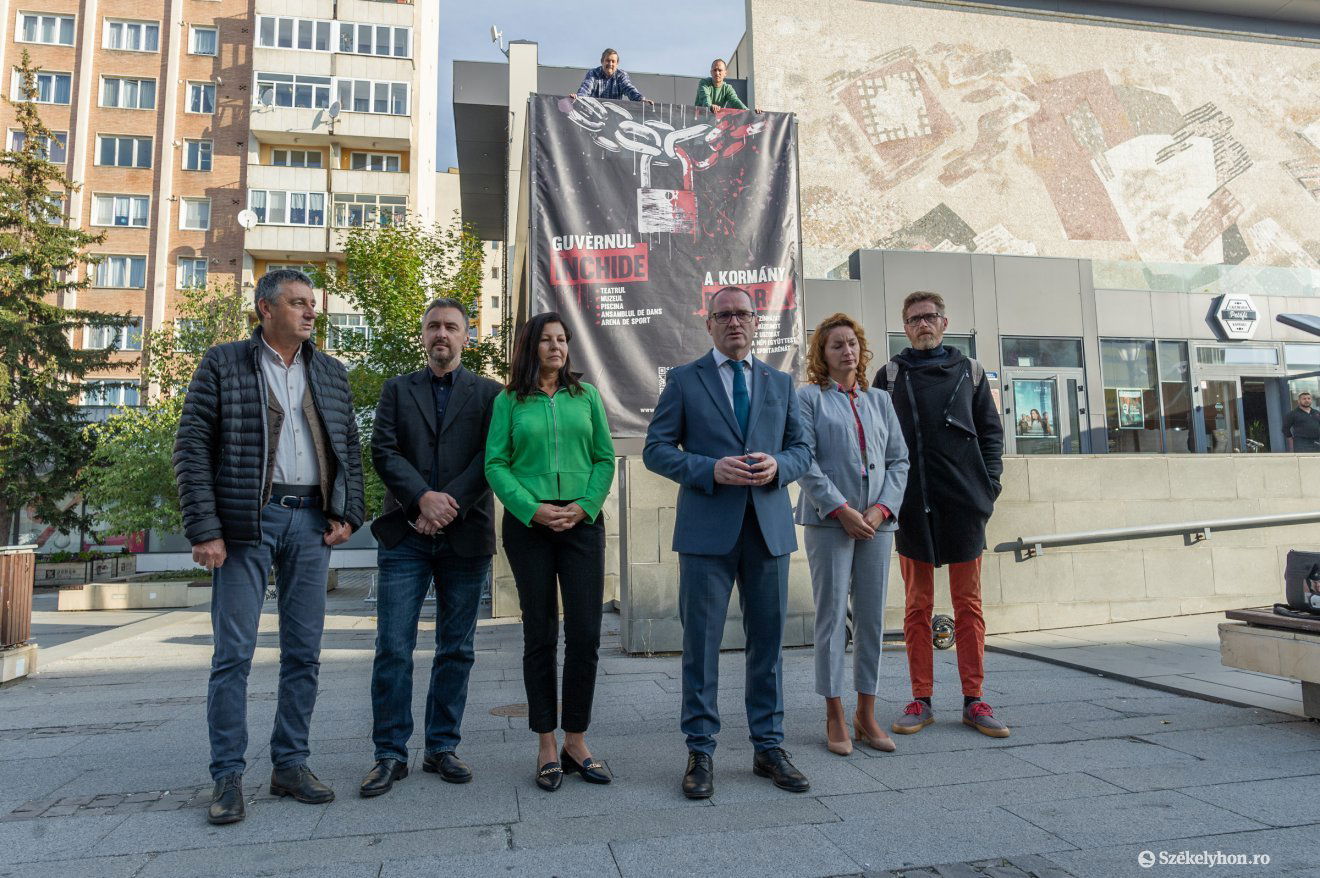 A város elöljárói mellett a kulturális- és sportintézmények vezetői is jelen voltak a csütörtöki sajtótájékoztatón •  Fotó: Pinti Attila