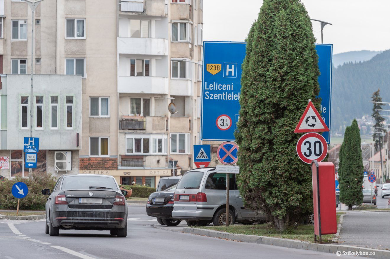 Láthatatlan információk. A nyári útkarbantartások alkalmával érdemes lenne odafigyelni a közlekedési táblákra is •  Fotó: Pinti Attila