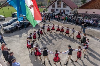 Bővült a csíkszentdomokosi Buzánszky-sportközpont, új épületet és műfüves pályát adtak át