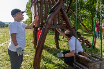 Takarítottak, parkelemeket festettek a fogyatékkal élők Csíkszeredában