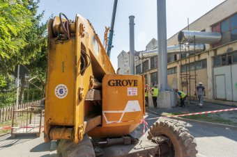 Az utcafronton is a helyükre kerültek a kazánház új kéményei