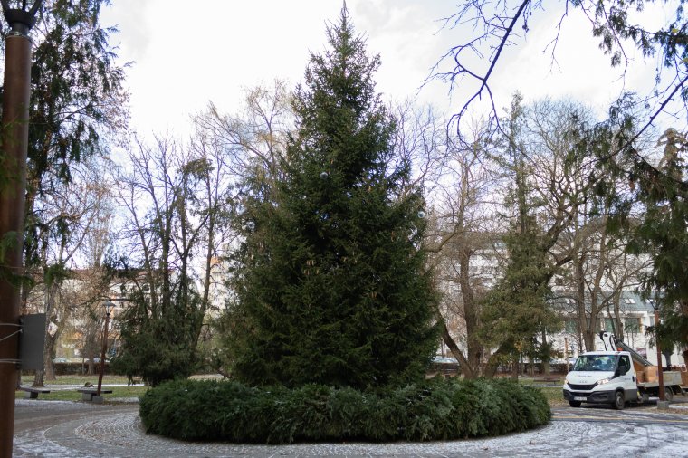 Karácsonyváró programok Csíkszeredában, visszafogott díszkivilágítással