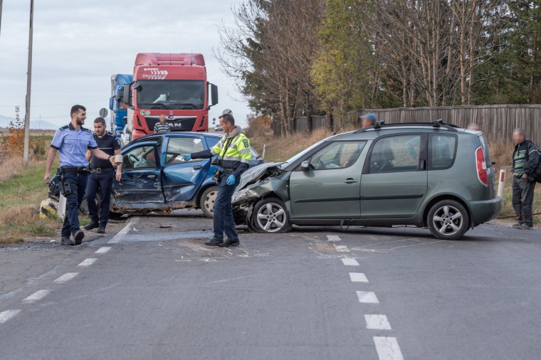 Két összetört autó Csíkszéken az országúton