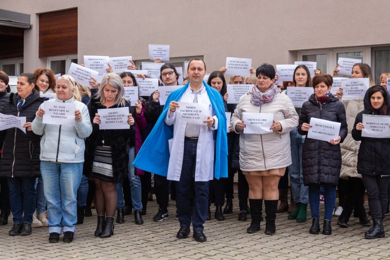 Megyeszerte béregyenlőséget követelnek az egészségügyi igazgatóságok alkalmazottai