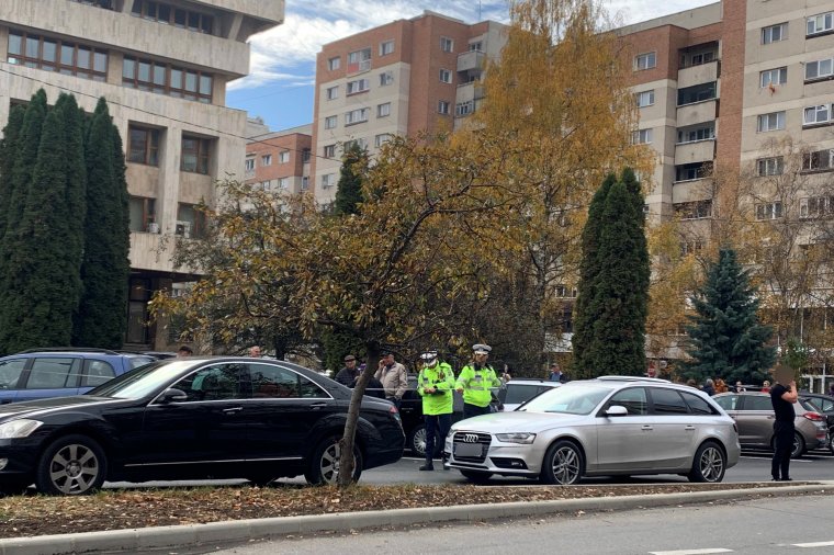 Két autó ütközött a megyeháza előtt, egy személyt kórházba szállítottak