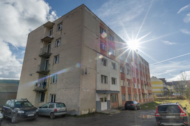 Költöznie kell a csíkszeredai hajléktalanszállónak, új szükséglakásokat vásárolna az önkormányzat