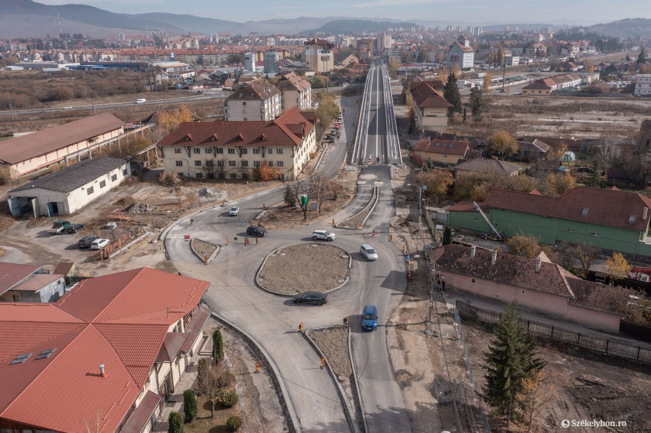 Az új körforgalom és a felüljáróhoz történő csatlakozás. Még van munka •  Fotó: Pinti Attila