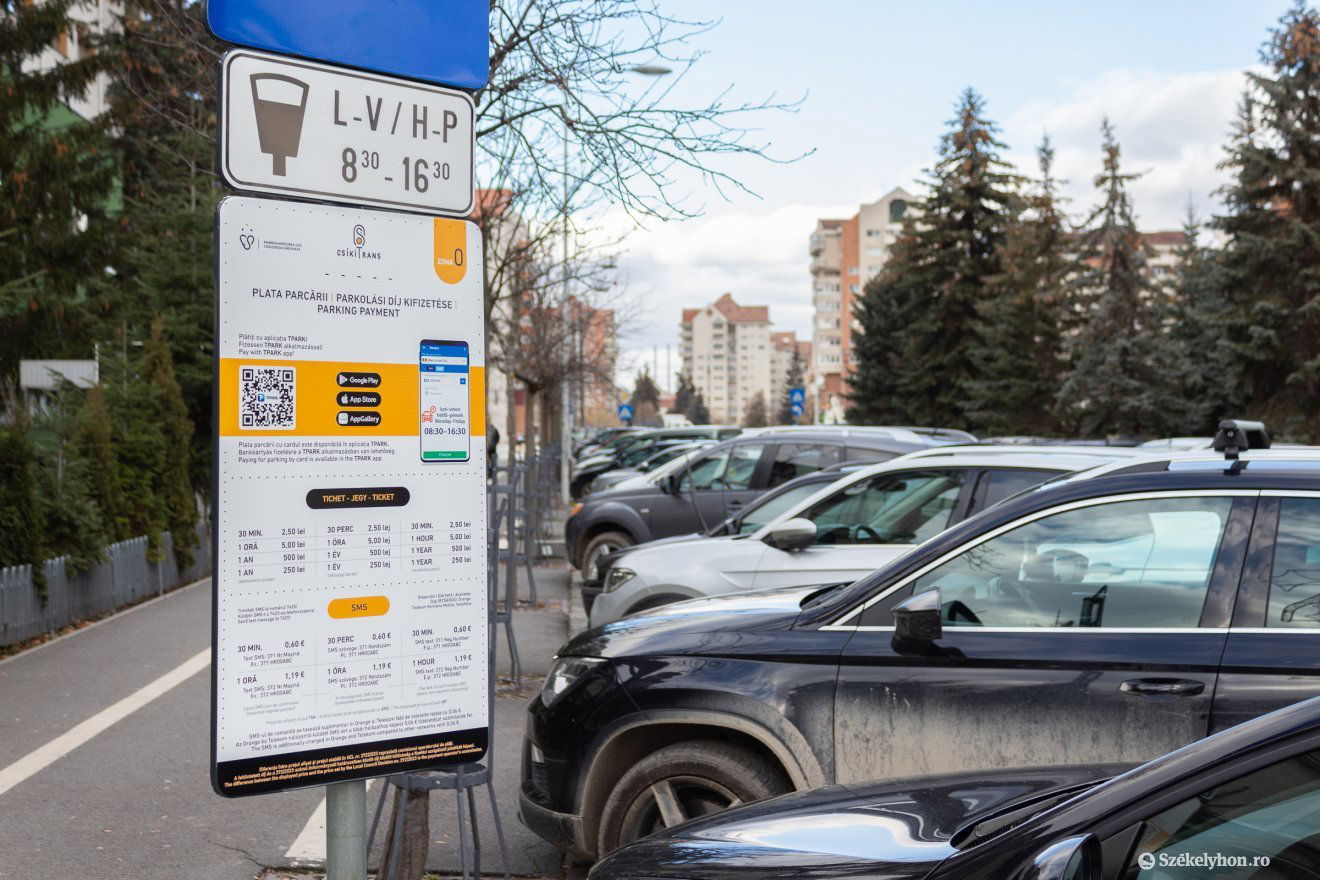 A tájékoztató táblákról lekerültek a fóliák, elérhetők a tudnivalók •  Fotó: Borbély Fanni