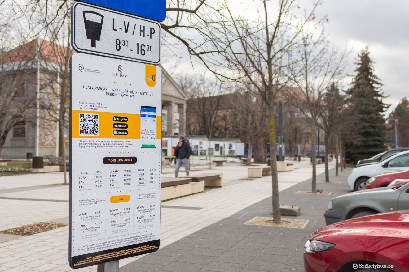 December elején felszerelték a fizetéses parkolásra vonatkozó új tájékoztató táblákat Csíkszeredában – így ért véget a 2017 áprilisa óta tartó ingyen parkolás időszaka •  Fotó: Borbély Fanni