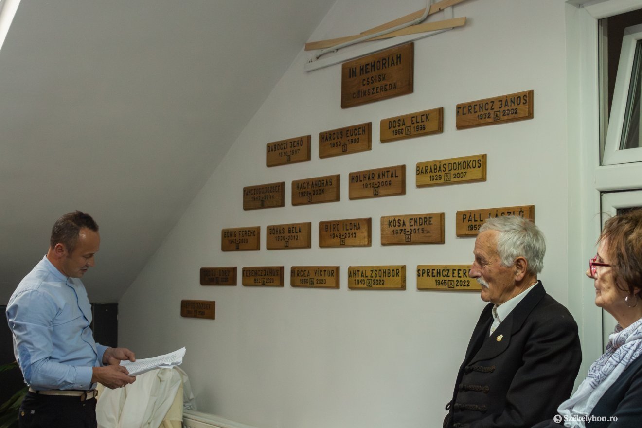 Moldovan Ervin felolvasta az elhunyt tanárok neveit •  Fotó: Borbély Fanni