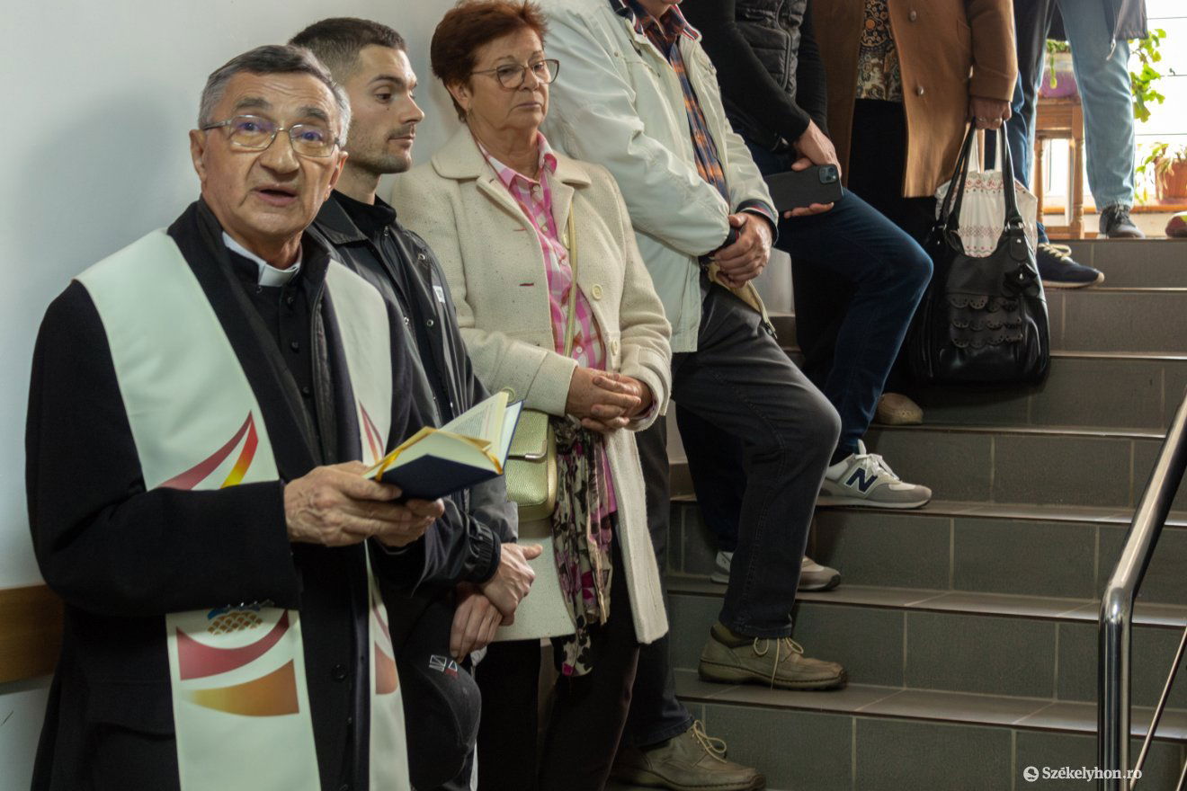 Darvas-Kozma József esperes imát mond az elhunyt tanárokért •  Fotó: Borbély Fanni
