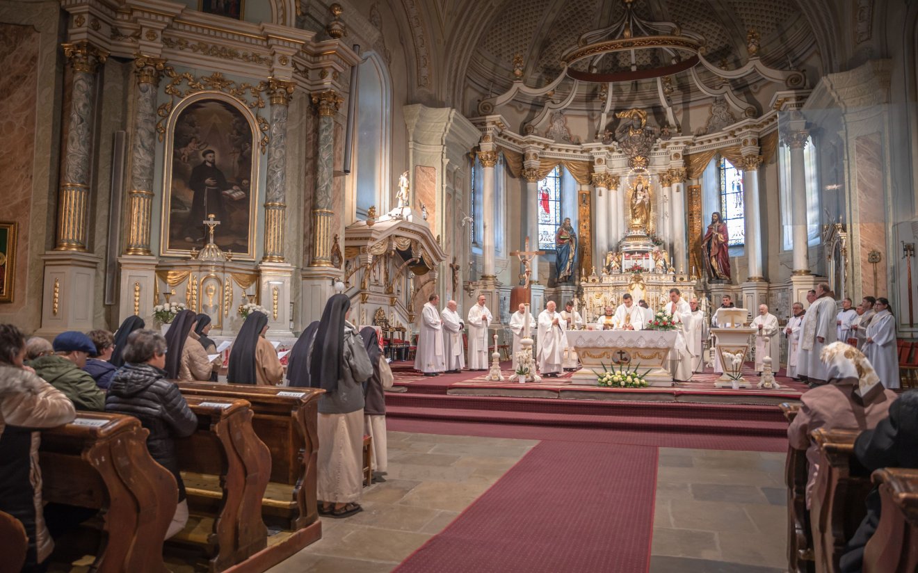 A csíksomlyói kegytemplom. A kötetben sokan vallanak arról, milyen lelki tapasztalatokat szereztek korábban a Csíksomlyói Szűzanya szentélyében •  Fotó: Erdélyi Ferencesek sajtószolgálata