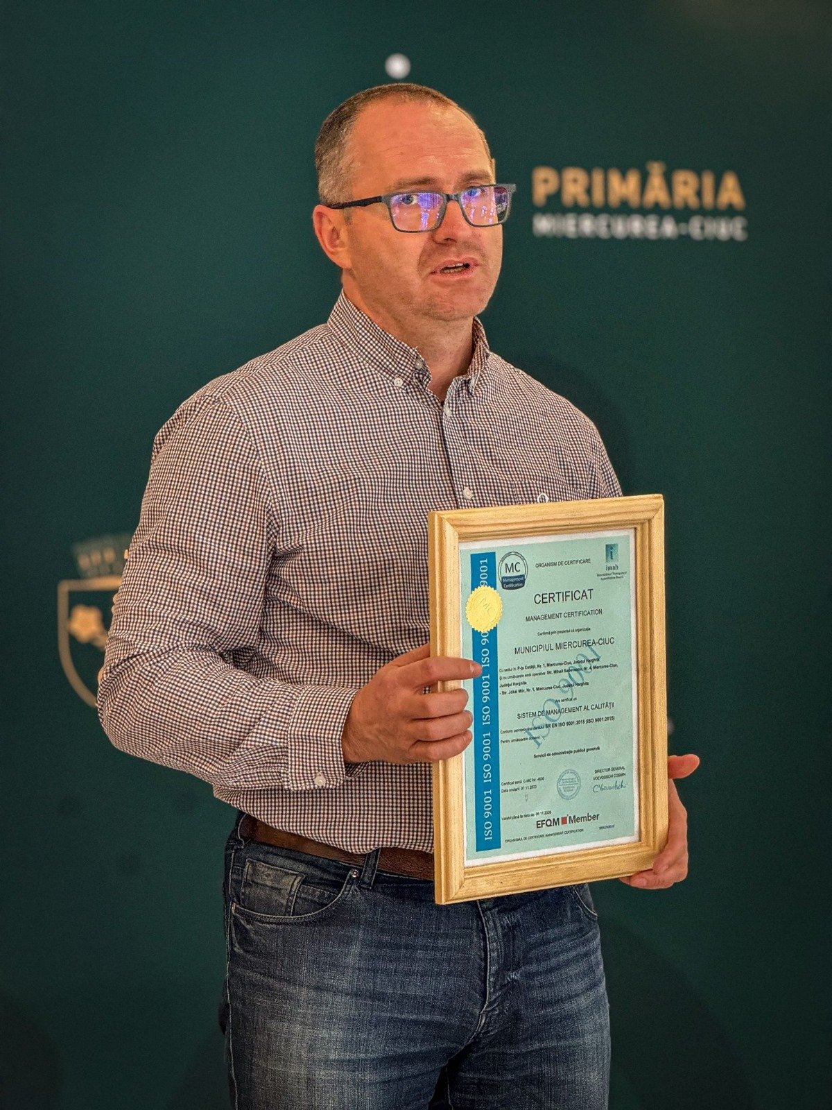 Korodi Attila a tanúsítvánnyal •  Fotó: Csíkszereda Önkormányzata