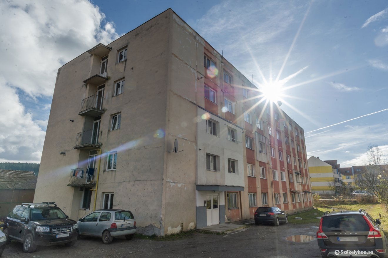 A Suta sétány 11. szám alatti tömbházban vásárolna szükséglakásokat az önkormányzat a szociális központ számára •  Fotó: Pinti Attila