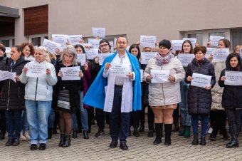 Megyeszerte béregyenlőséget követelnek az egészségügyi igazgatóságok alkalmazottai