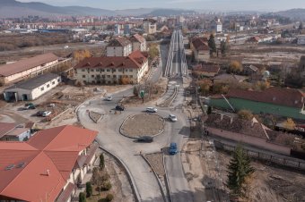 Még egy hónap a vasúti felüljáró megnyitásáig