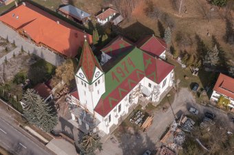 Újra kellett födni a gyimesbükki templomot, a torony keresztje is veszélyben volt