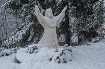 Hó, autóra zuhant fa, áramkimaradások: Székelyföldön és Erdély más pontjain is már belekóstoltak az idei télbe