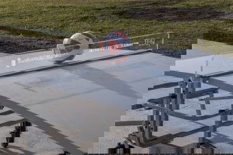 Szijjártó Péter a feszültségoldás reményében Teqball-asztalt ajándékozott a szülinapos NATO-nak