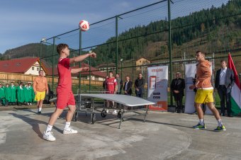 Teqballasztalokat kaptak ajándékba a gyimesi települések