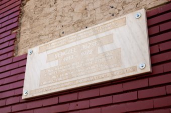 Ha ideiglenesen is, de visszahelyezték a márványtáblát