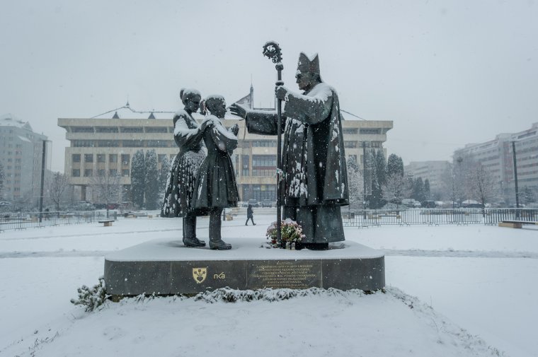 Sűrű havazással érkezett a tél Csíkszeredába