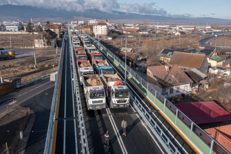 Több mint ezer tonnányi súly a felüljárón