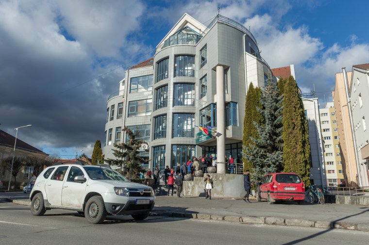 Hosszú sor a parkolóbérletekért Csíkszeredában
