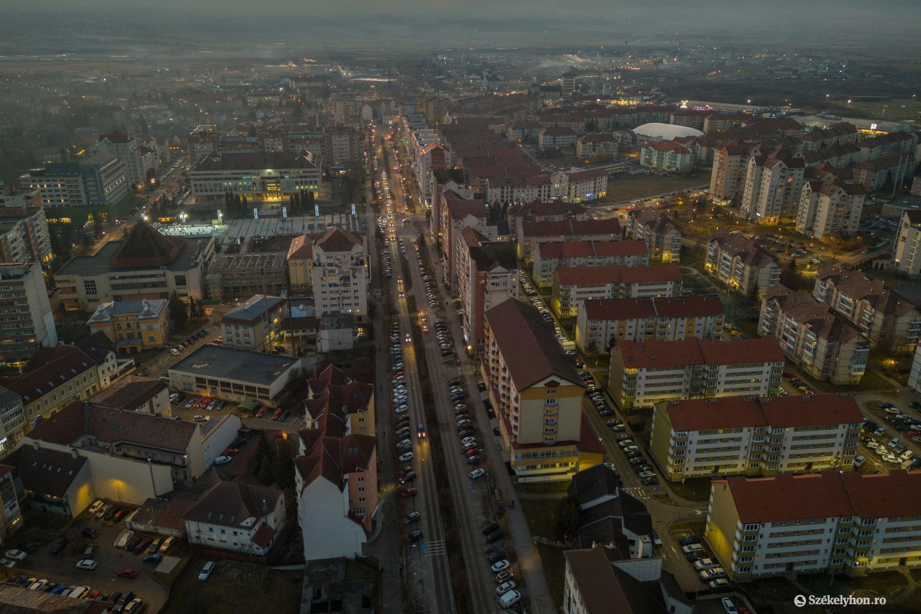 Fura tél. December vége nemhogy havat, de még hideget sem hozott Csíkszeredába •  Fotó: Pinti Attila