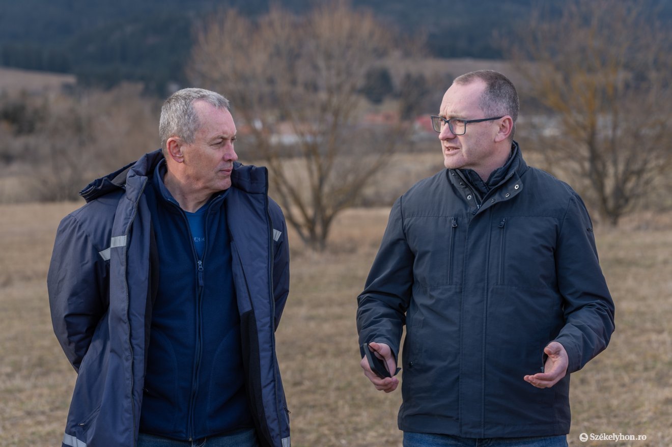 Bogáti Csaba, a Harvíz Rt. vezérigazgatója és Korodi Attila, Csíkszereda polgármestere •  Fotó: Pinti Attila