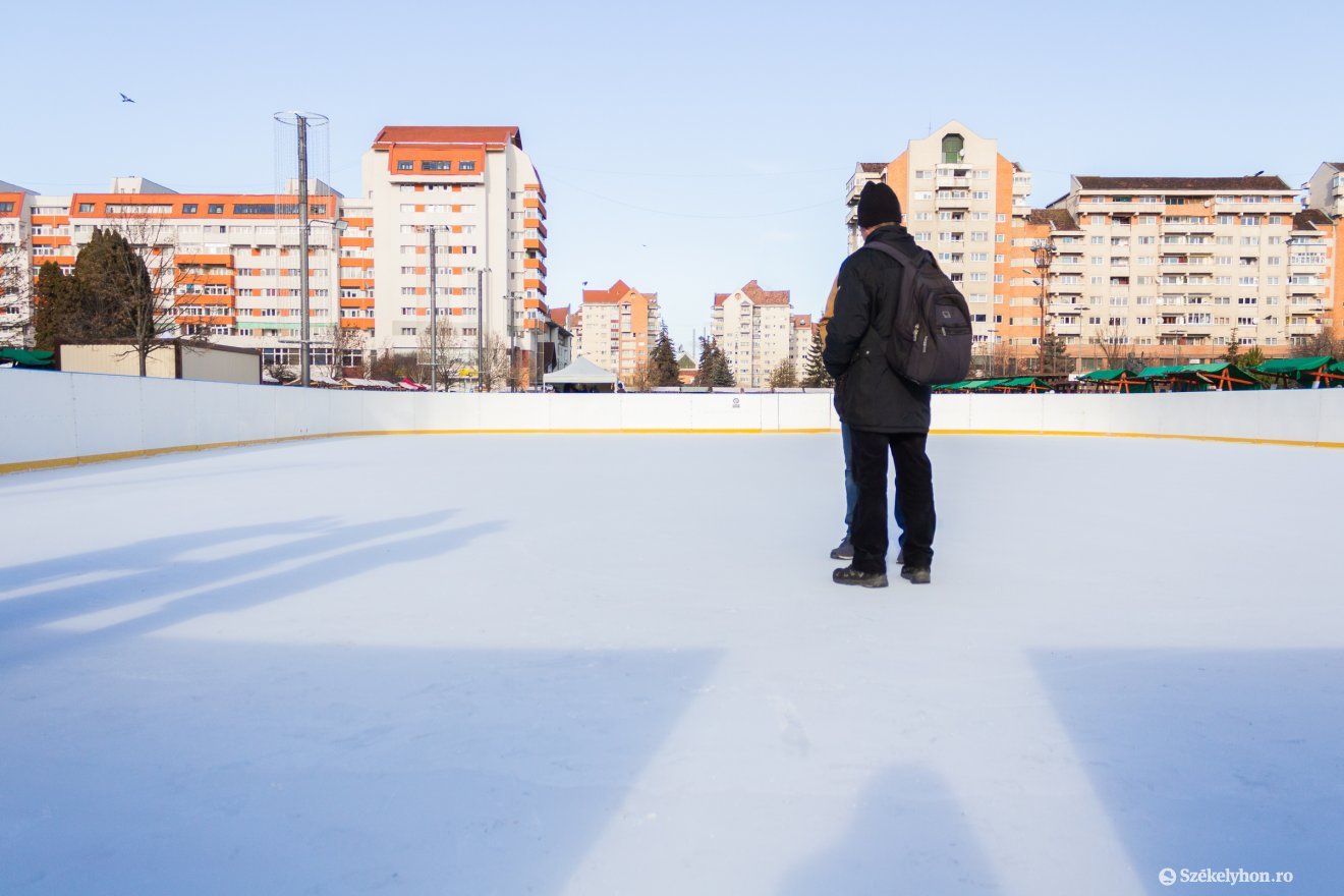 December 15-én jelentették be, hogy másnaptól használható a szabadtéri jégpálya •  Fotó: Borbély Fanni