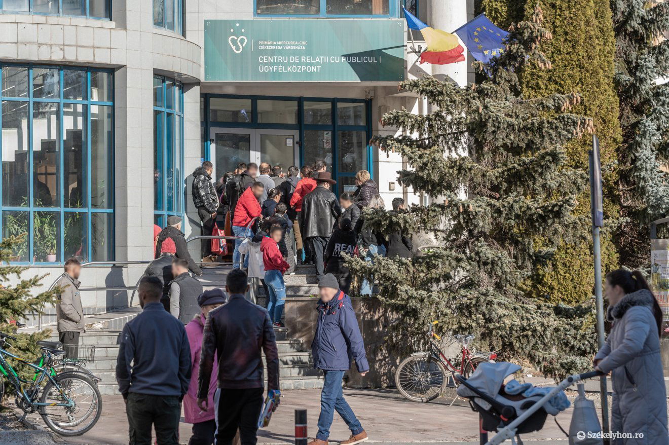 A parkolóbérlet-vásárlás miatt érkezők mellett a fűtéstámogatásért is sokan álltak sorban szerdán •  Fotó: Pinti Attila